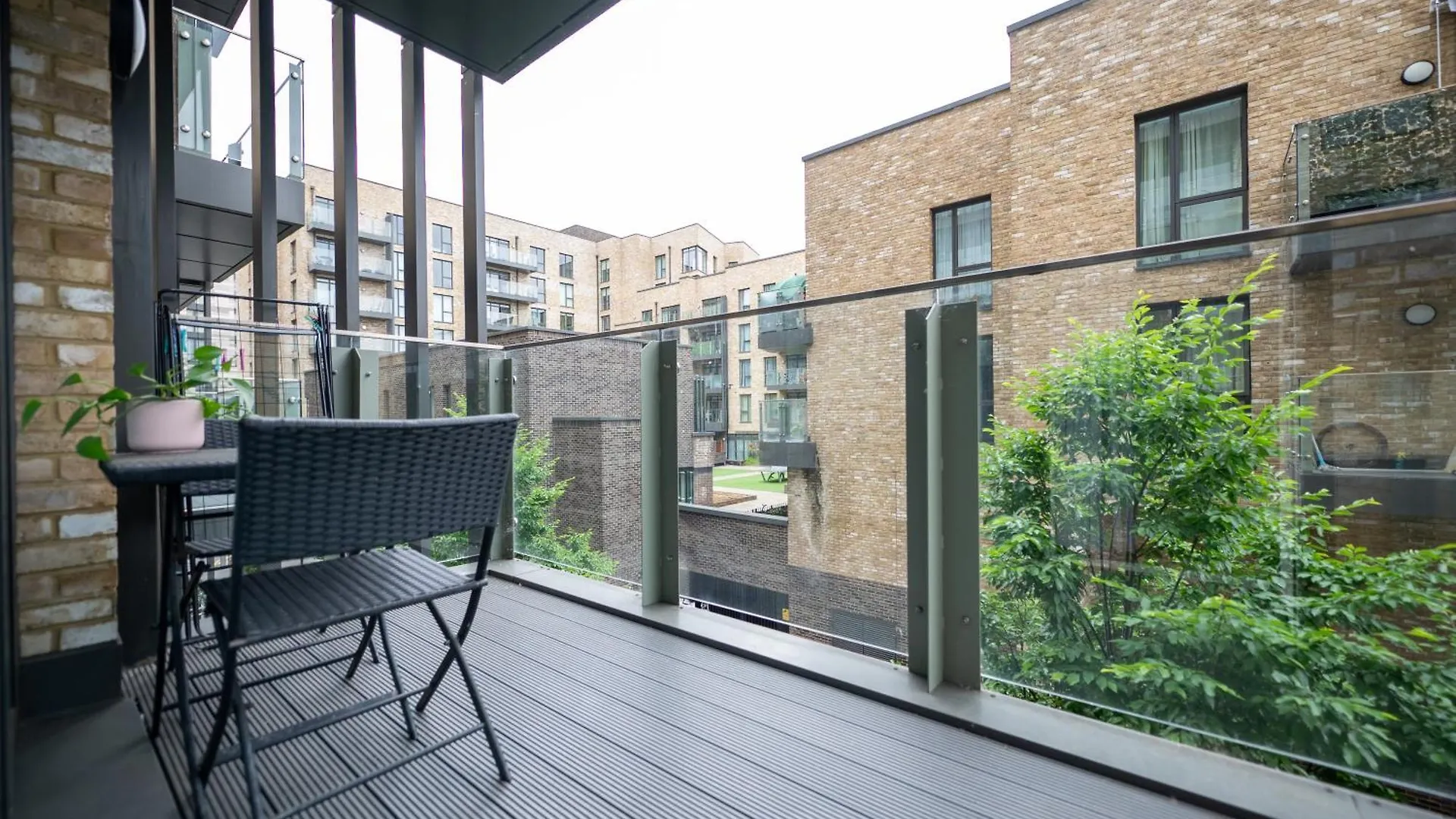 Stylish 1-Bed Near Canary Wharf Лондон 0*,