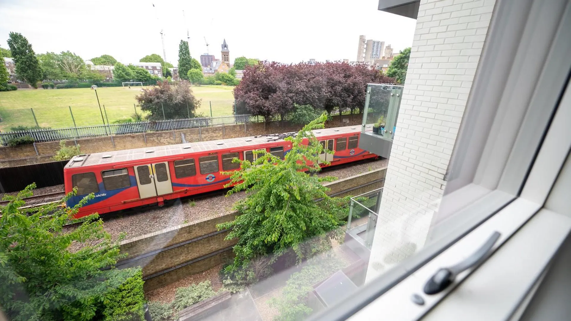 Stylish 1-Bed Near Canary Wharf Лондон